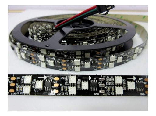 DENEB • LED STRIP 450 LEDs matricées (par 3) RGB 12 V 135 W 5 m IP20 fond noir